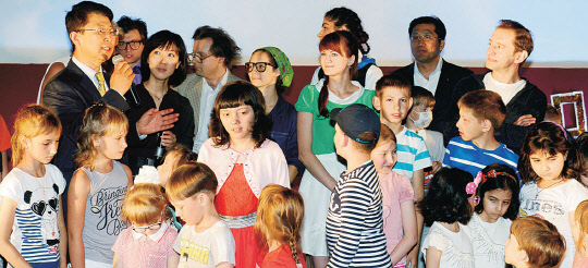 12일(현지시간) 러시아에 있는 하벤스키재단에서 한재동 LG전자 CIS지역 기획관리담당 상무(왼쪽 두번째)가 어린이들과 대화를 나누고 있다. LG전자는 지난해 10월부터 실시한 웃음 콘테스트와 제품 판매금액 일부를 적립해 모은 후원금 500만루블을 하벤스키 재단에 기부했다.     LG전자 제공